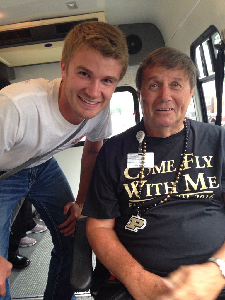 CreasySpringsHC's tweet photo. Selfie with Eli the Purdue student #TrilogyAtPurdue https://t.co/jv6cdrbd5j