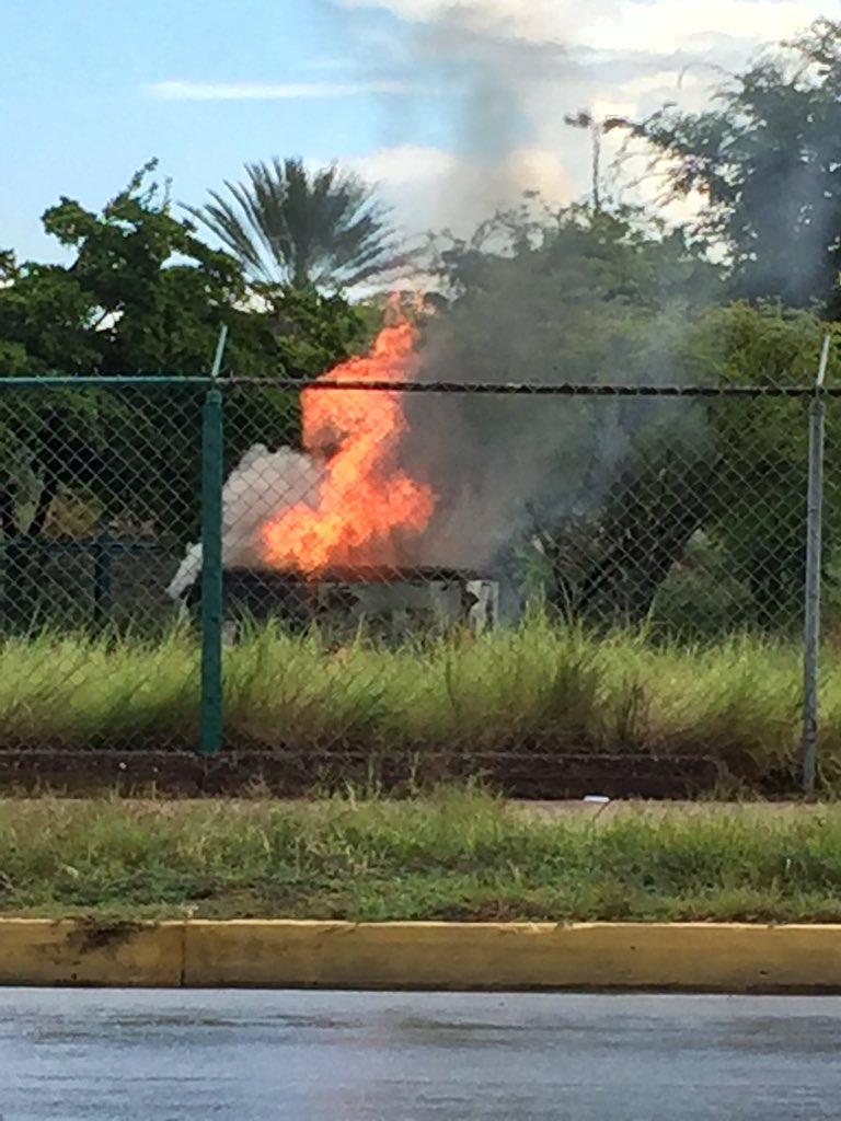 EdixonRumbas's tweet photo. #eleoriente en estos momentos se está quemando un transformador frente de puerto morro Américo vespucio https://t.co/q4gf69eJOZ