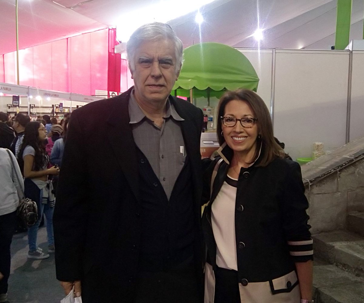 animaldinvierno's tweet photo. Un recuerdo de la #FilLima2016, encuentro de dos buenos amigos: nuestra autora @aranama y el escritor Alonso Cueto. https://t.co/qJ49NdwrYz