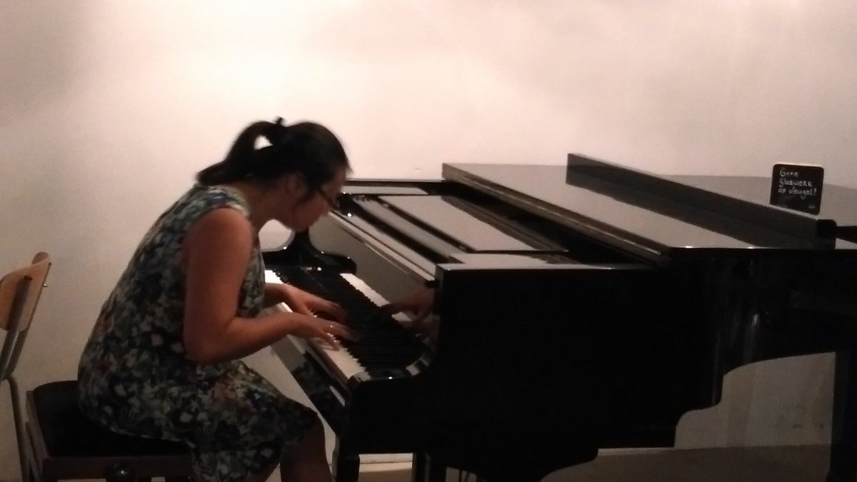 In <a href="/HetMuzieklokaal/">Het Muzieklokaal</a> #Utrecht is  donderdag weer de vaste avond voor 'n conservatorium student.