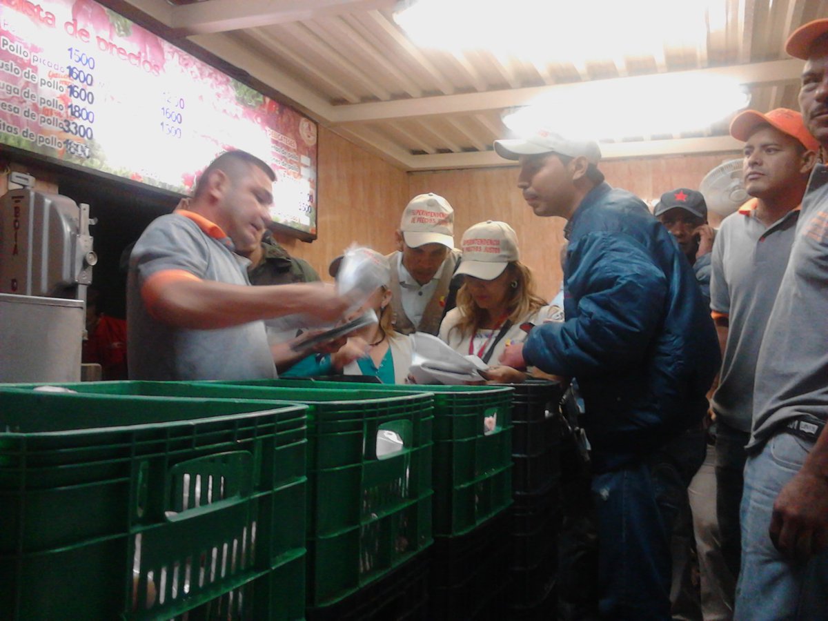 sundde_ve's tweet photo. Despliegue Cívico-Militar verificó precios de carne y pollo en Mercado Mesuca #Petare #GMASPoneOrden https://t.co/LZNmdAMUT8