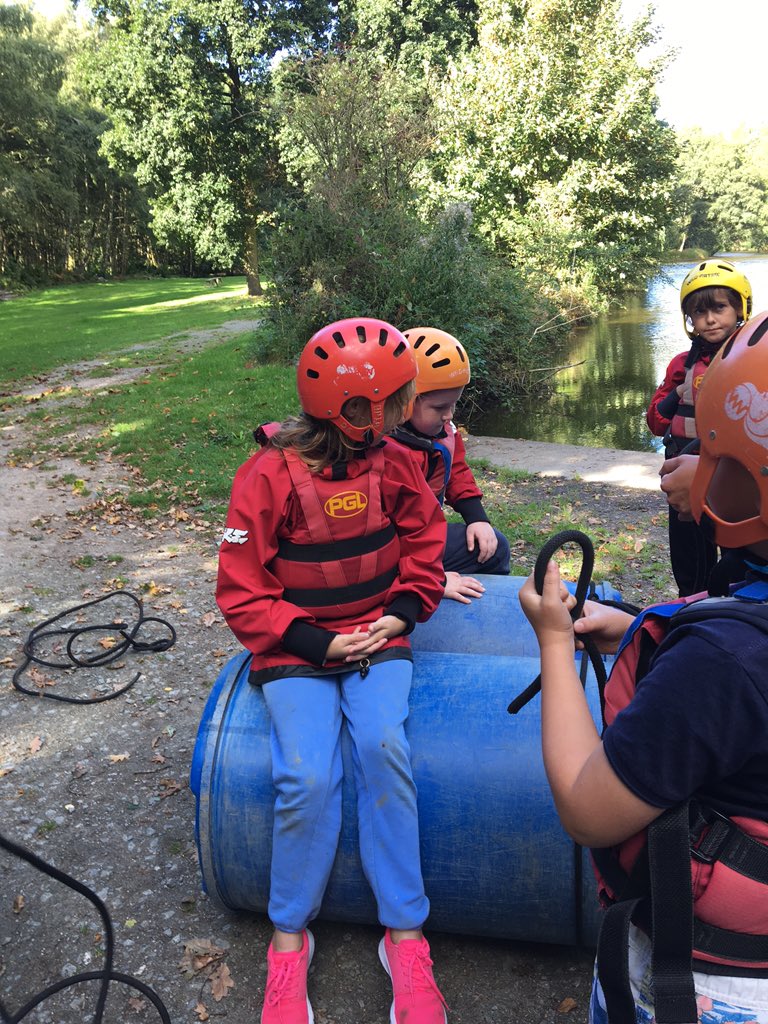 kincraigyear5's tweet photo. Aliens head, hold, wrap around and through. We've got this! #notsinking @kincraigY6 @PGLTravel #teamwork https://t.co/38yN1mGa5K