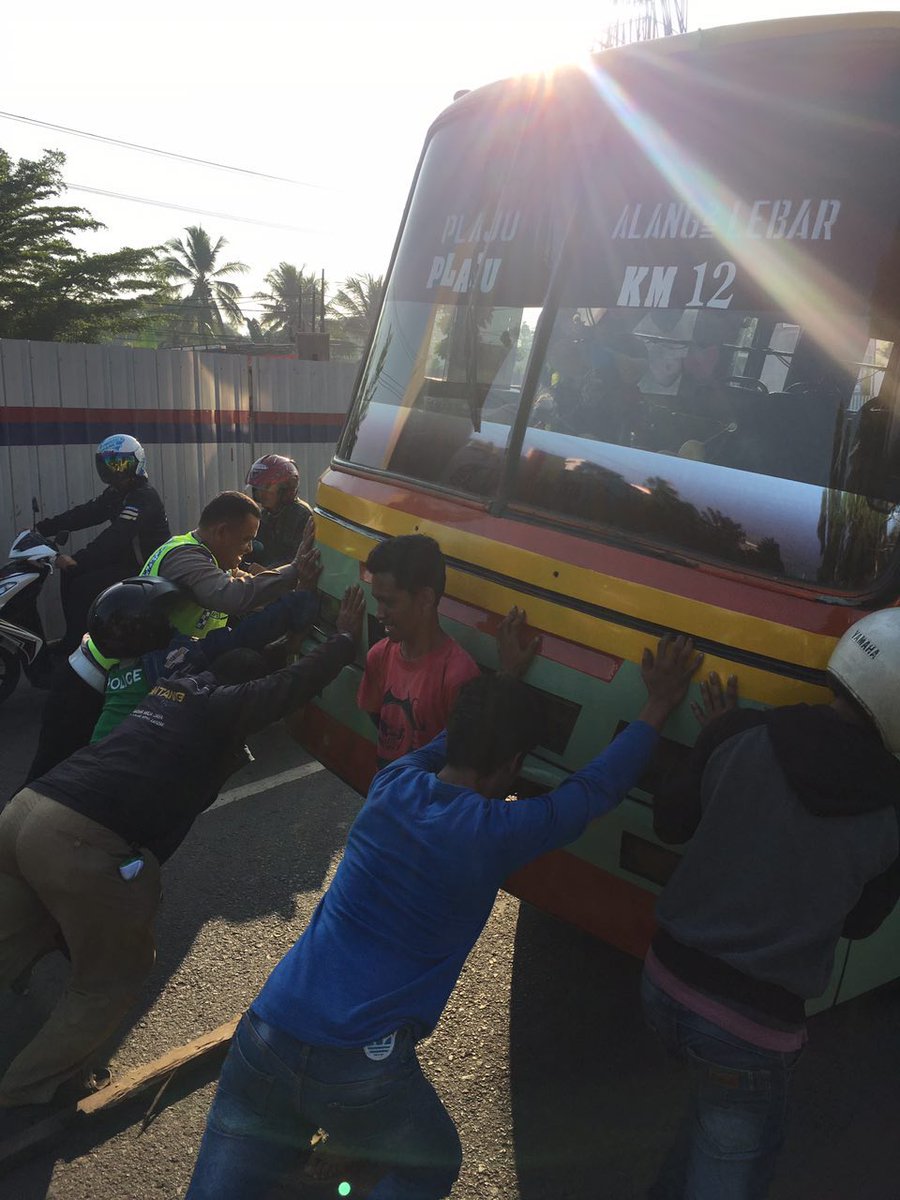 lantasplmbg's tweet photo. Giat evakuasi bus mogok di depan punti kayu #polripromoter @RTMCPoldaSumsel https://t.co/oJS3fbgI5j