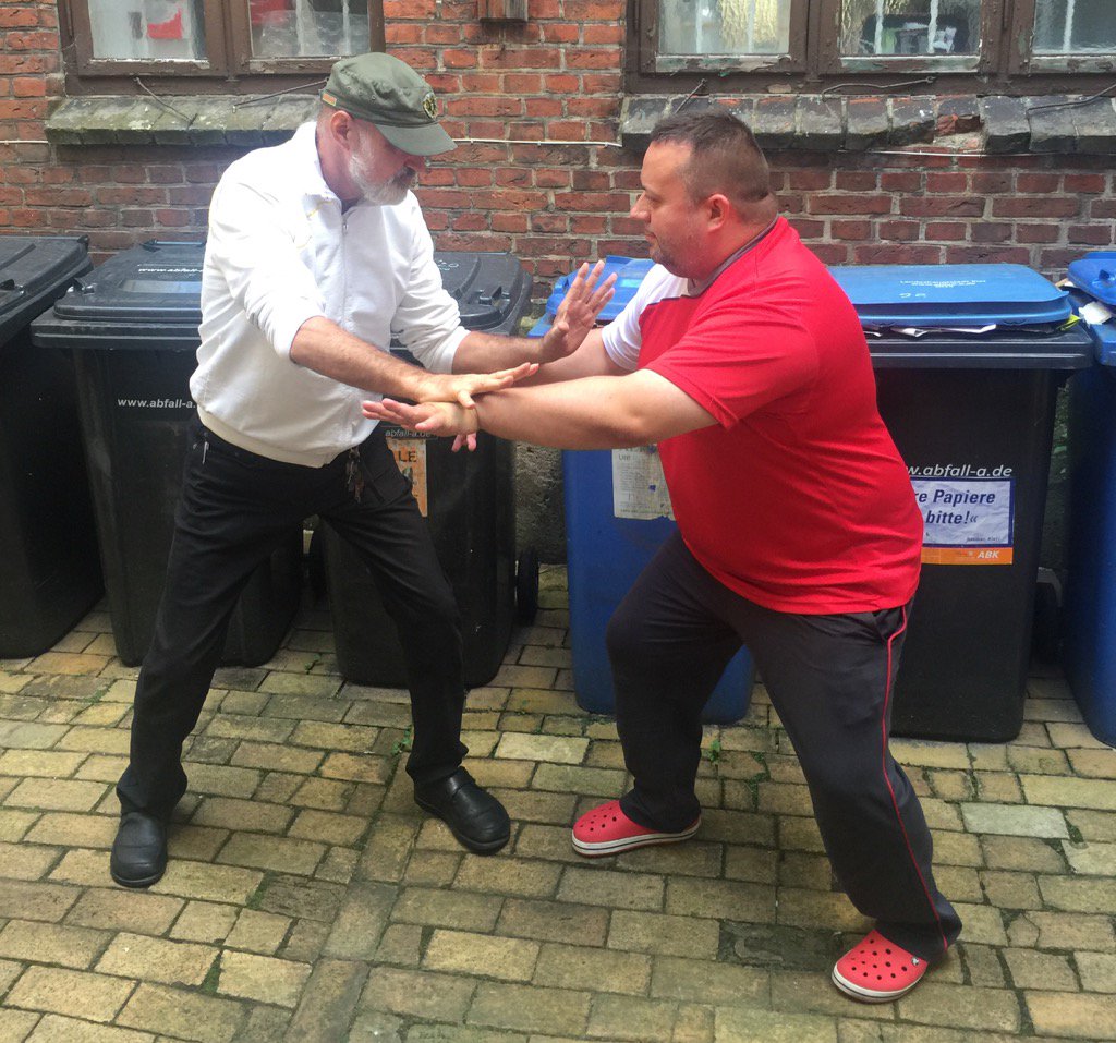 <a href="/sifujhn/">Sifu Jan-Holger Nahler</a> beim echten Hinterhoftraining mit meinem SiFu <a href="/GM_Kernspecht/">SIC TRANSIT GLORIA GERMANIAE (private Account)</a> in Kiel. Inspiration für Körper und Geist: iWT