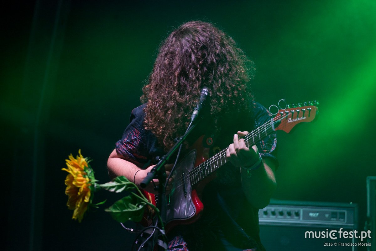 musicfestpt's tweet photo. O @frmorais está em reportagem foto no #ReverenceValada | The Sunflowers https://t.co/ArU4e1tad2 #TheSunflowers https://t.co/NEJPXVXybv