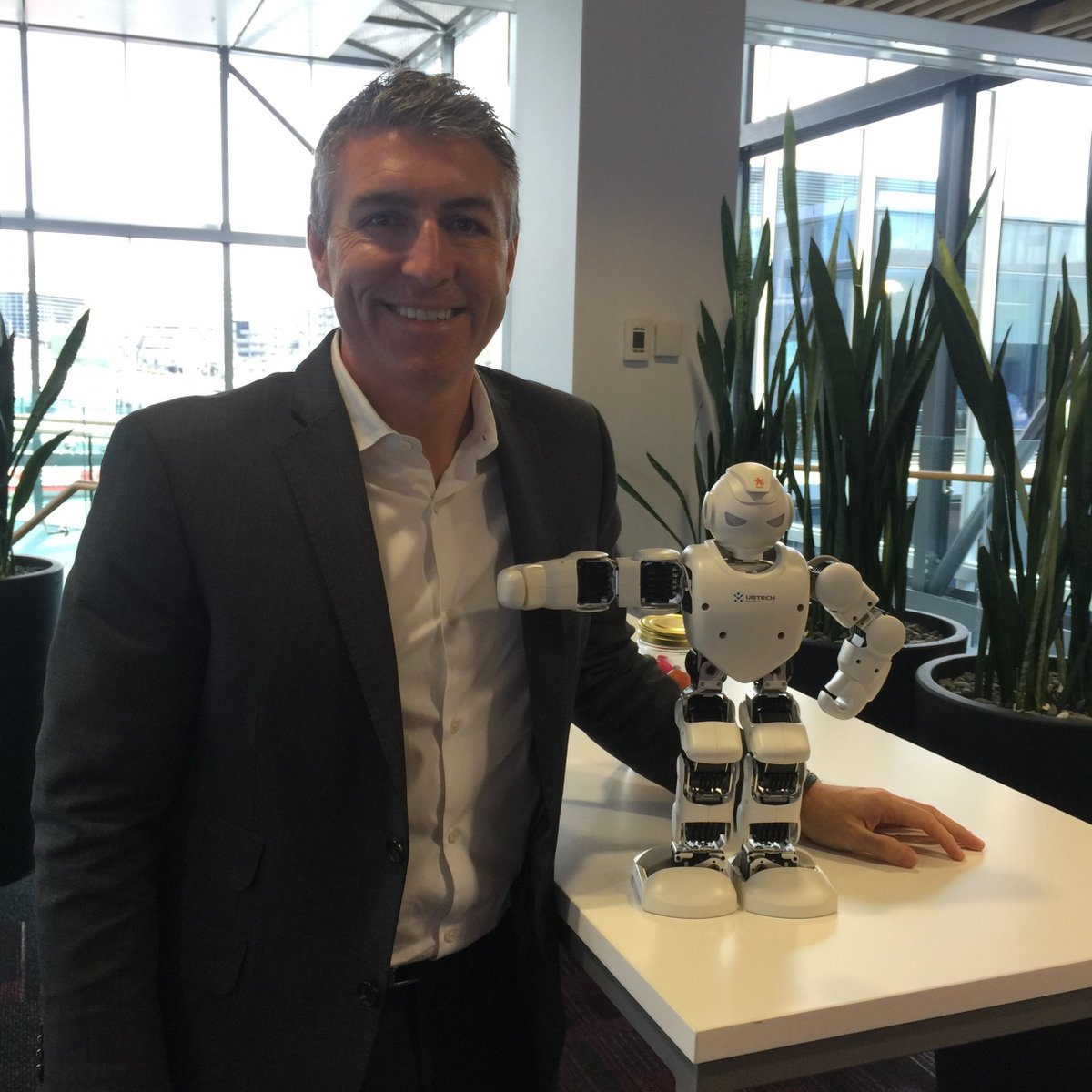 JasonCParis's tweet photo. Hanging out with my robot buddy at @SparkNZ HQ today #roboqueue https://t.co/wDpEyrUtYg