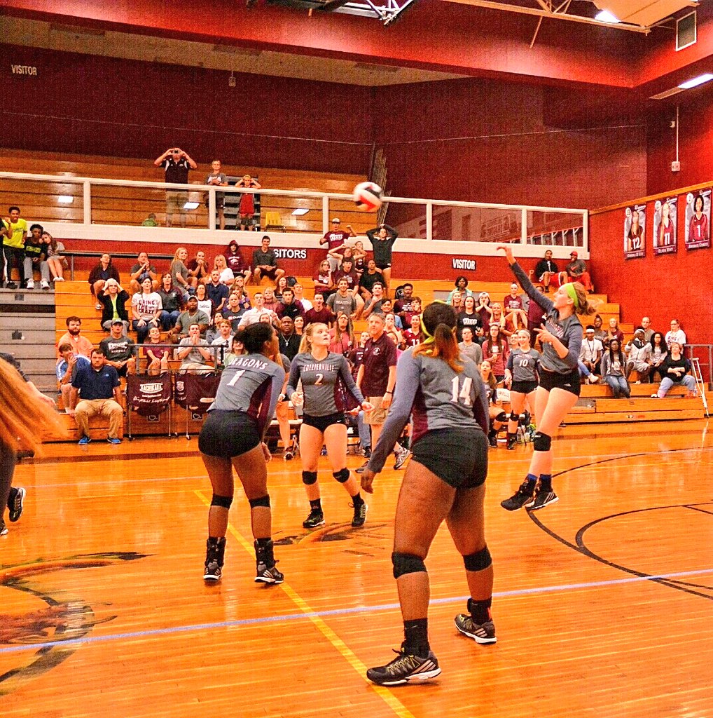 redbardes's tweet photo. Exciting 3rd set goes to the Lady Dragons on this kill shot by @livvires . Dragons up 2-1. @johnvarlas #dragonsvb https://t.co/FrY03rvSDT
