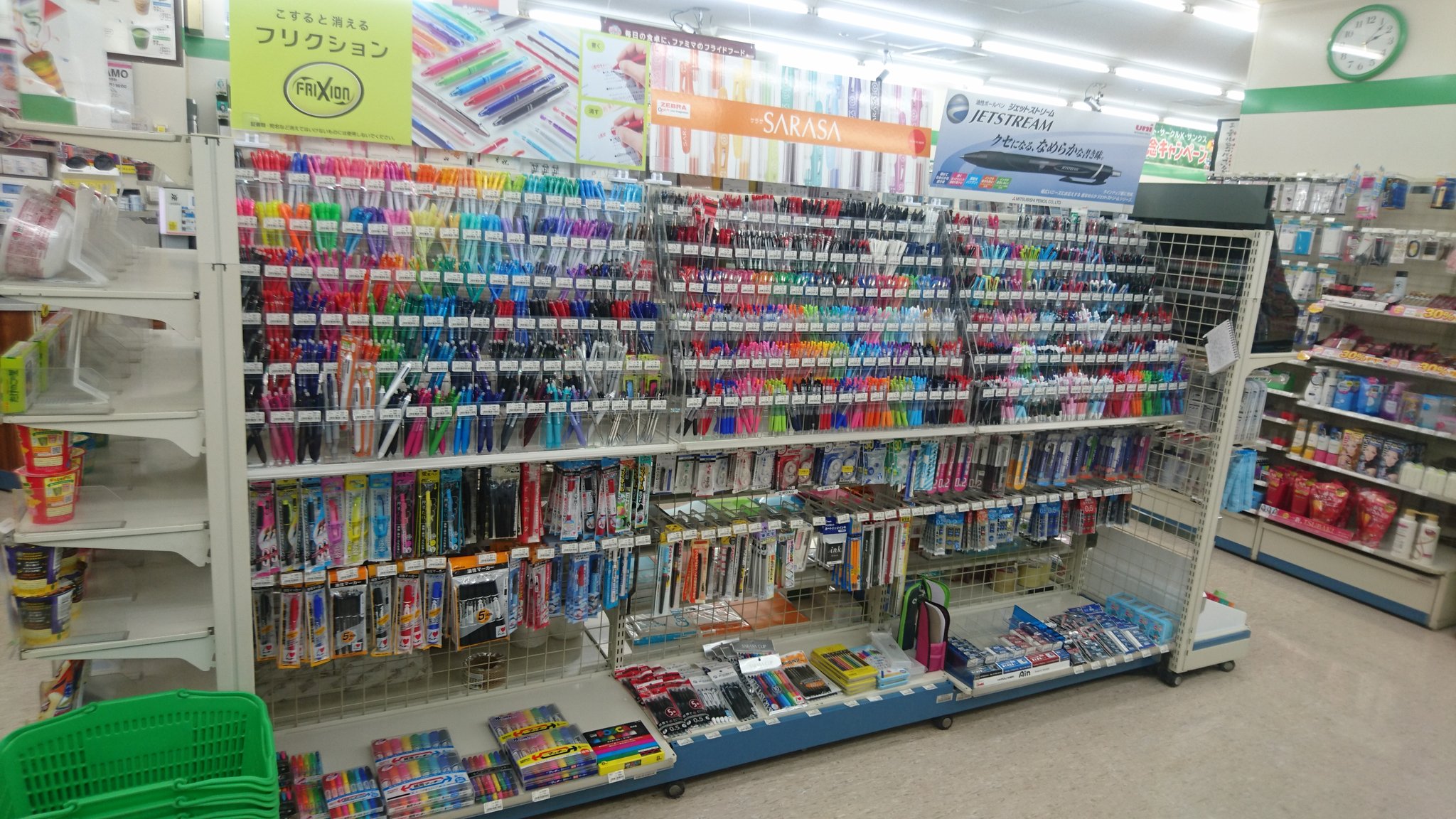 伊吹 シン 大阪駅前第4ビルファミマのボールペンコーナーがとても充実してる フリクション Sarasa ジェットストリームと人気あるペンがいろいろ置いてあって 見てるだけで楽しい 伊吹 シン 大阪駅前第4ビルファミマのボールペンコーナーがとても充実してる フリクション Sarasa ジェットストリームと人気あるペンがいろいろ置いてあって 見てるだけで楽しい