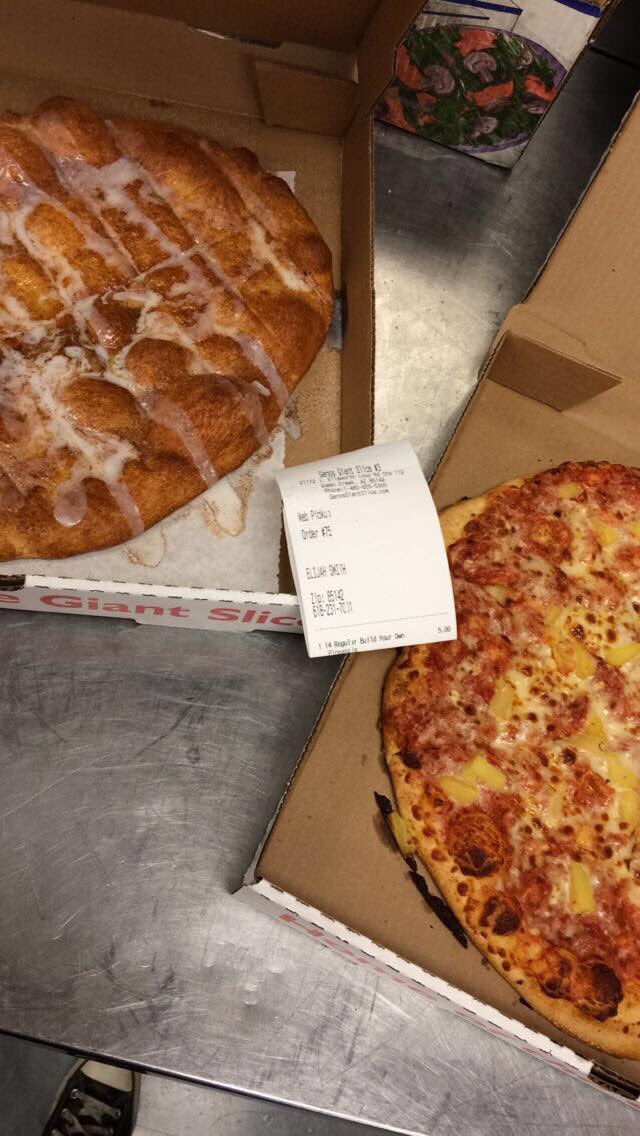 _zavyiram's tweet photo. When your best friend buys you pizza from another state ☺️😋🍕 https://t.co/u60gL0DXgR