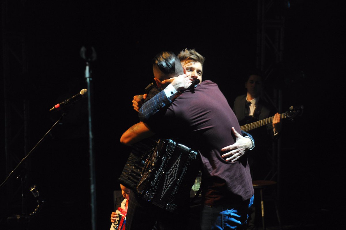 CHILI_FZ's tweet photo. @romansivori / Gracias por celebrar con nosotros! Mi familia, musicos , los chicos y mi público https://t.co/11u0qxuiDP