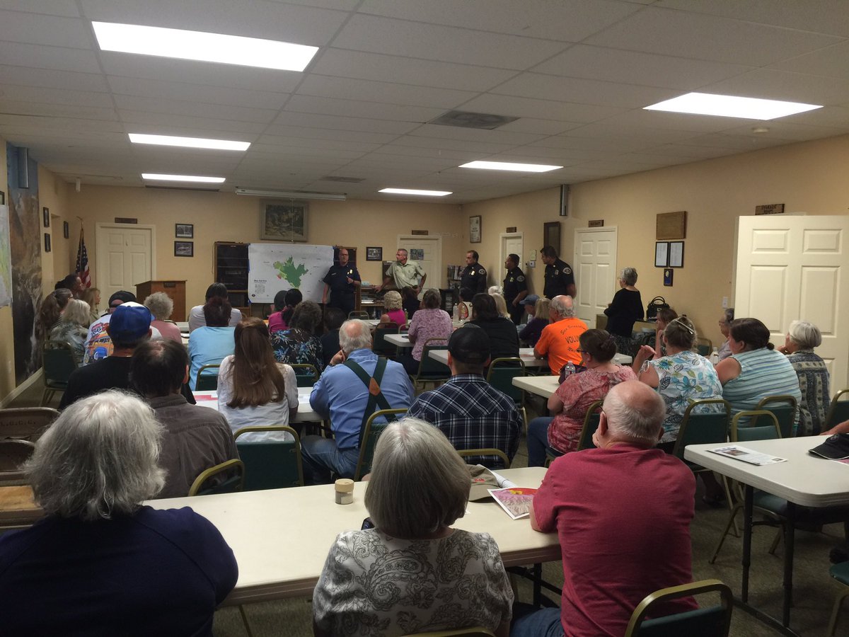 CALFIREBDU's tweet photo. #lytlecreek community meeting discussing #bluecutfire w/ @SanBernardinoNF &amp; @SBCOUNTYFIRE &amp; @sbcountysheriff https://t.co/Iw6TvmZNtb