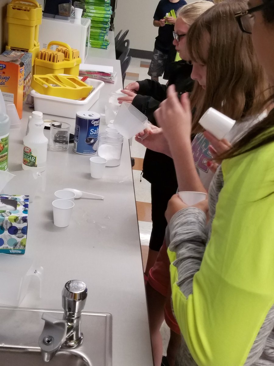 amhamrick1's tweet photo. Learning the scientific method #6thgrscience #otsegoknights #gummybearlab https://t.co/jVqkNa1E5V