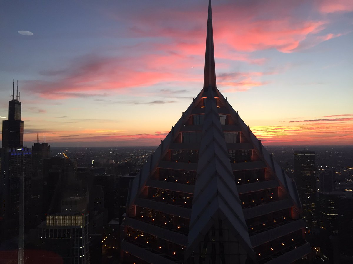 LindaSusanne27's tweet photo. Working late has advantages. #Chicago #chicagoskyline #sunset #edelviews https://t.co/XlLz69c7md