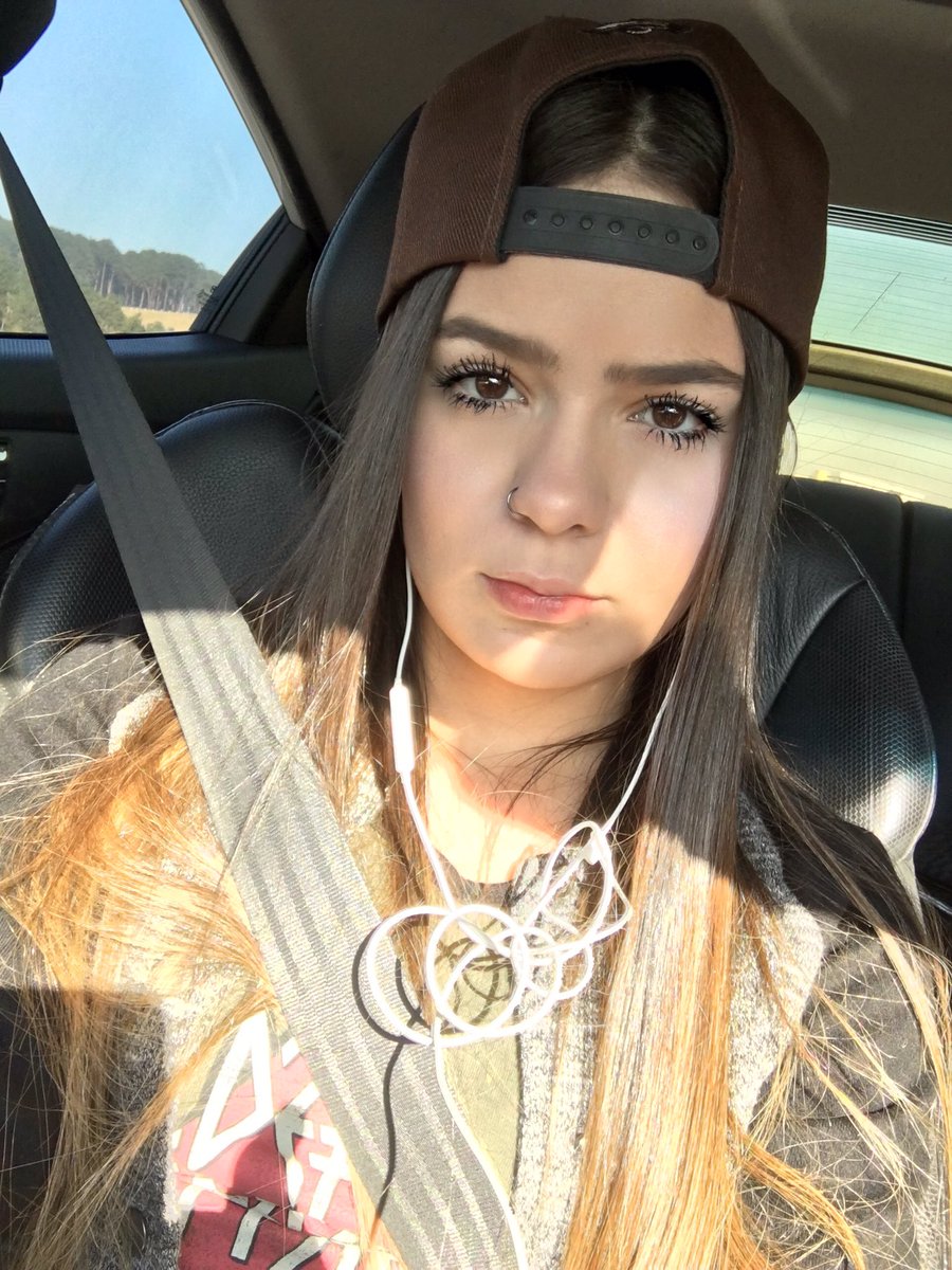 LuisMariz's tweet image. vitoria me representa sobre ter um fone de ouvido com nó