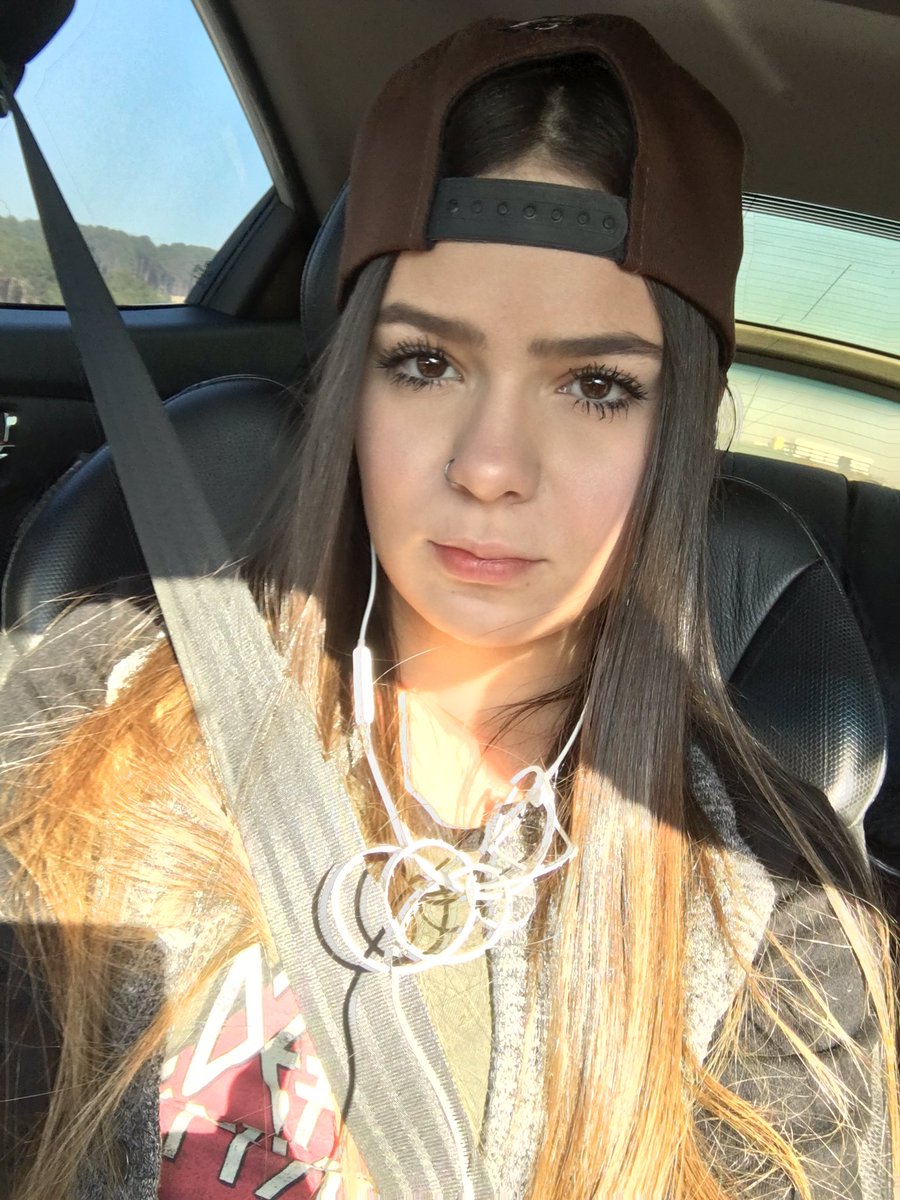 LuisMariz's tweet image. vitoria me representa sobre ter um fone de ouvido com nó