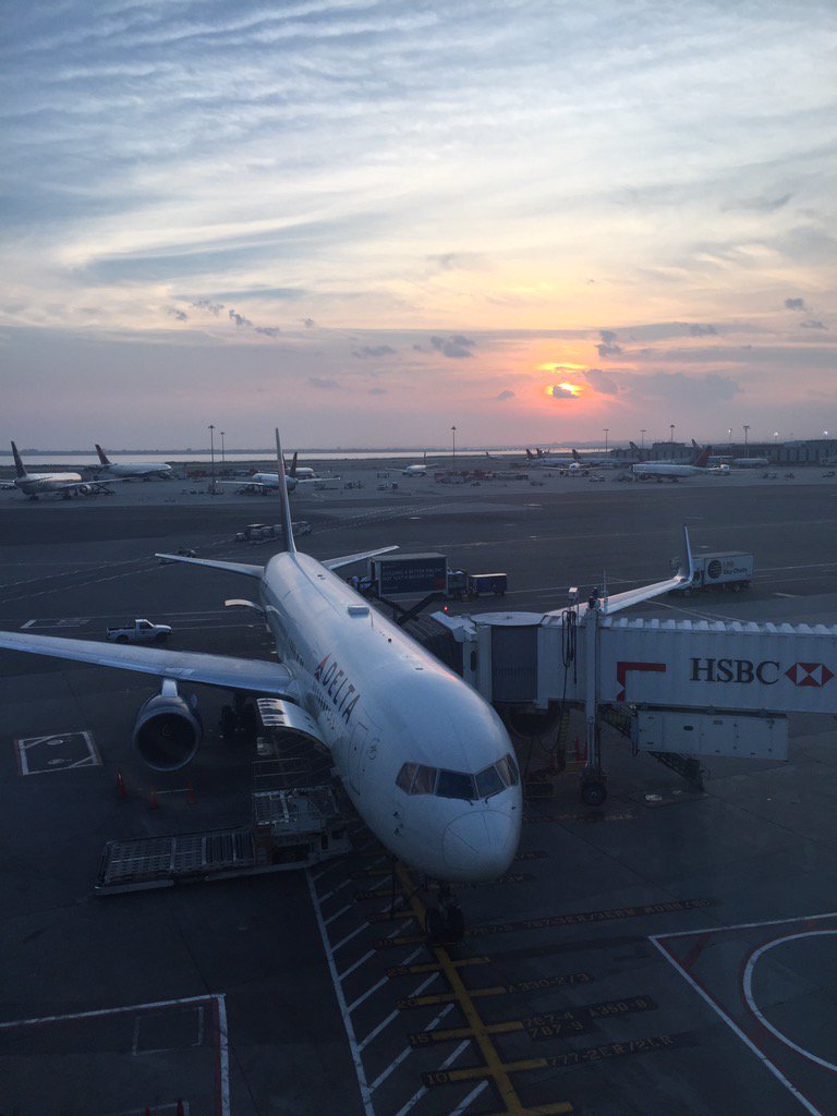 JasonBDadOF3's tweet photo. Flying standby is not 4 faint of❤️. #Ireland and RCD 10 hours and counting-Driving on wrong side of road next stress https://t.co/KDDTUkDJxo