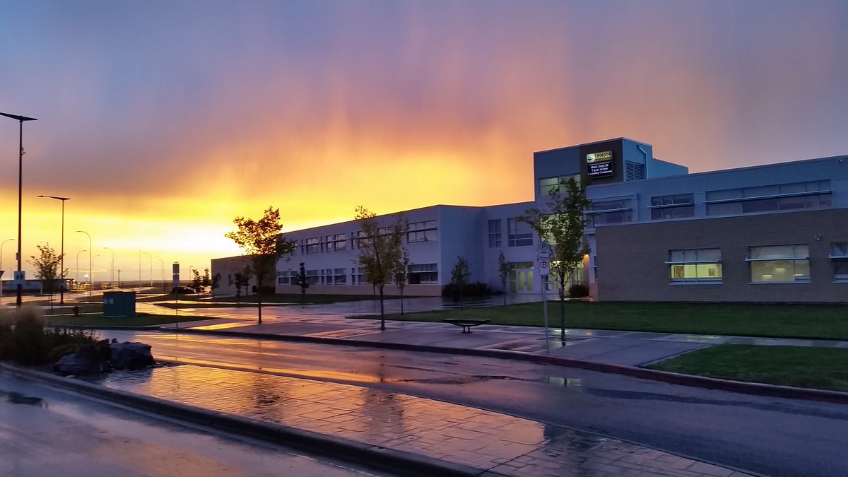 Neil4syth's tweet photo. Sunrise to sunset #ThatTeachLife  #WeAreChinook #IAmACoyote #Yotes #NoFilter #NoFilterLife https://t.co/WUyI9cg7w6