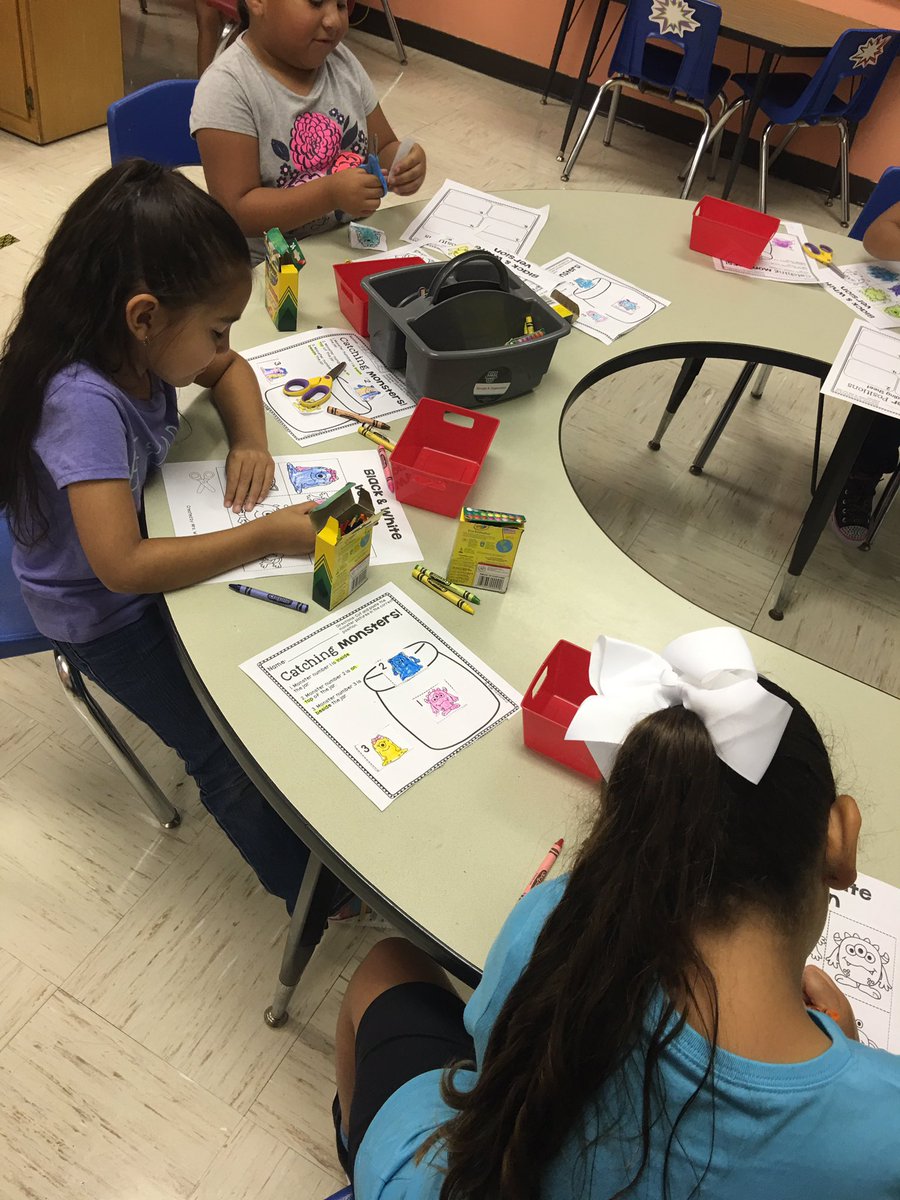 KinderGonzalez's tweet photo. Hard at work...#Hailey #Olani #Payton ✂️✏️🖍 https://t.co/5KLDJfbIsM