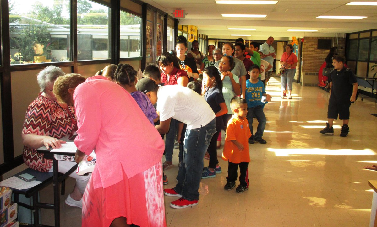 Willow_OaksES's tweet photo. This evening was a success! Thank you parents! You truly rock! #suppportingourkids #workingtogetherforkids https://t.co/4SC4LksvF8