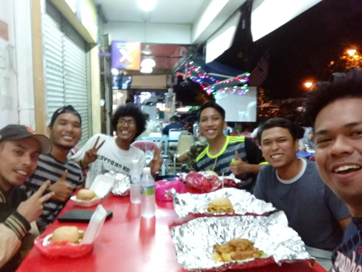 imranzarithzz's tweet photo. Sempat jugak smalam punya small reunion dekat kedai chem #MorAGrifa #killyourhunger https://t.co/MN3Xg1fQWI