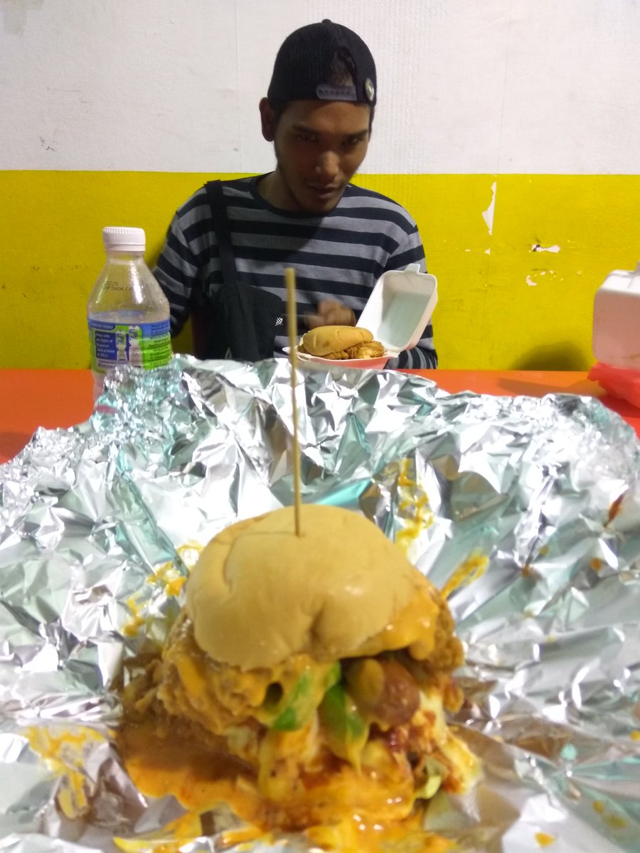 imranzarithzz's tweet photo. Sempat jugak smalam punya small reunion dekat kedai chem #MorAGrifa #killyourhunger https://t.co/MN3Xg1fQWI