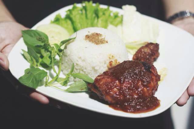 Kurang gede apa ni? Ayam Bakar Nasi Uduk dari Cafe Es Temperor. Ada jg Ayam Laos porsi gede. Jln Soehat Utara no 9a