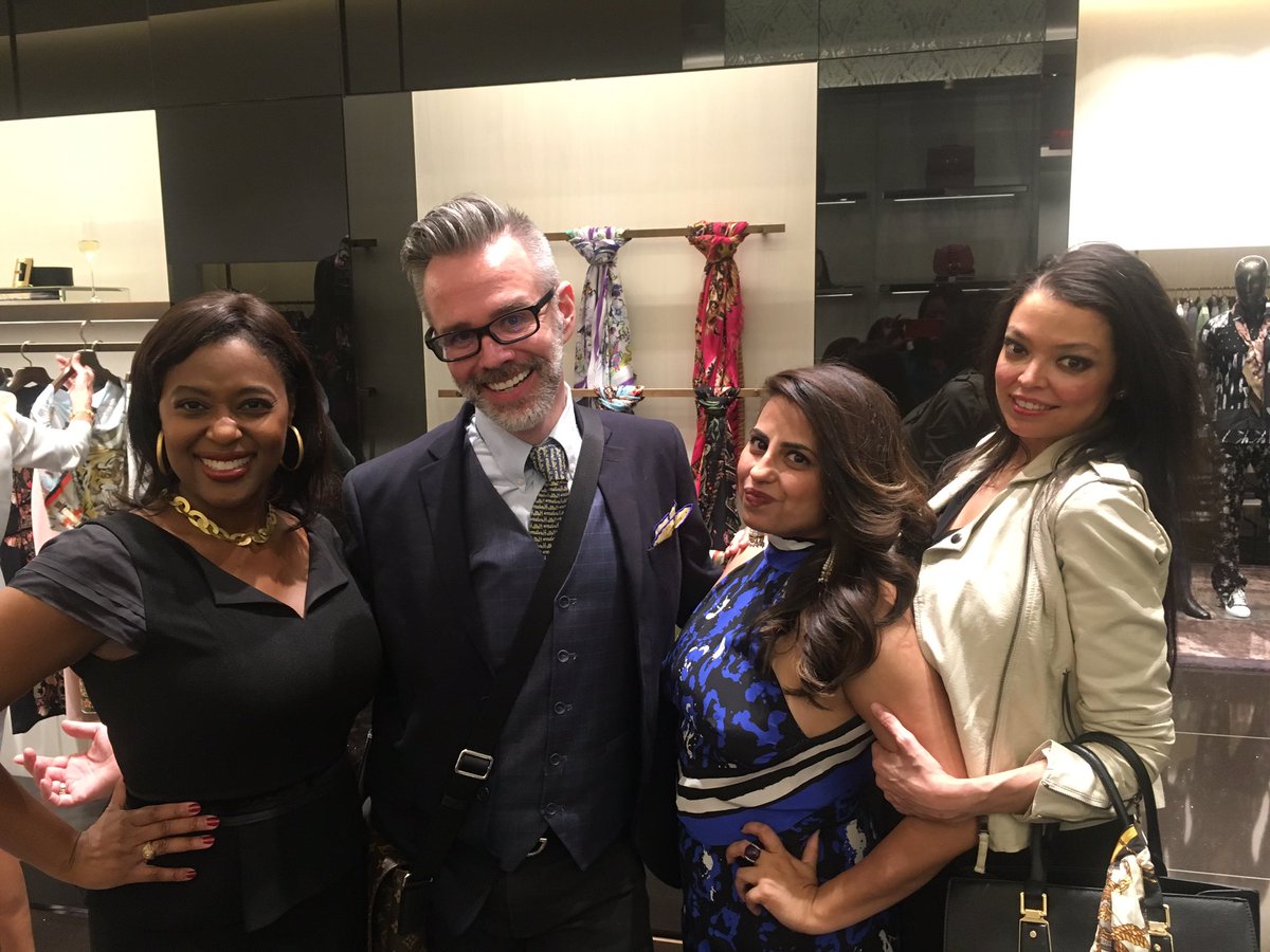 Celebrating the amazing Ruchi with <a href="/lcaTweets/">Lights Camera Action</a> on her Birthday! Had fun seeing her &amp; <a href="/Chelsi_Smith/">Chelsi Smith</a>  &amp; @exador86 !🎂🎁