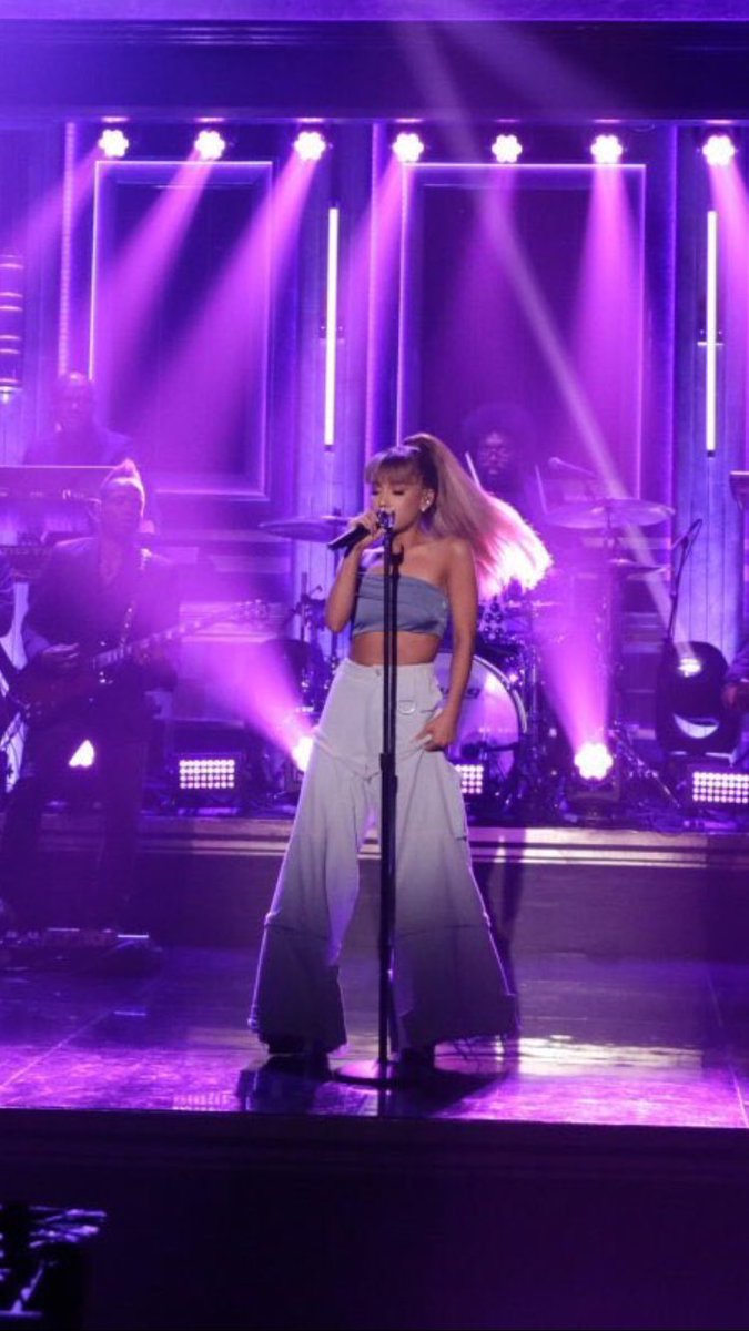 RetroAriana's tweet photo. @ArianaGrande excuse me but these pants............ Are everything. https://t.co/ho0qKaBDH8