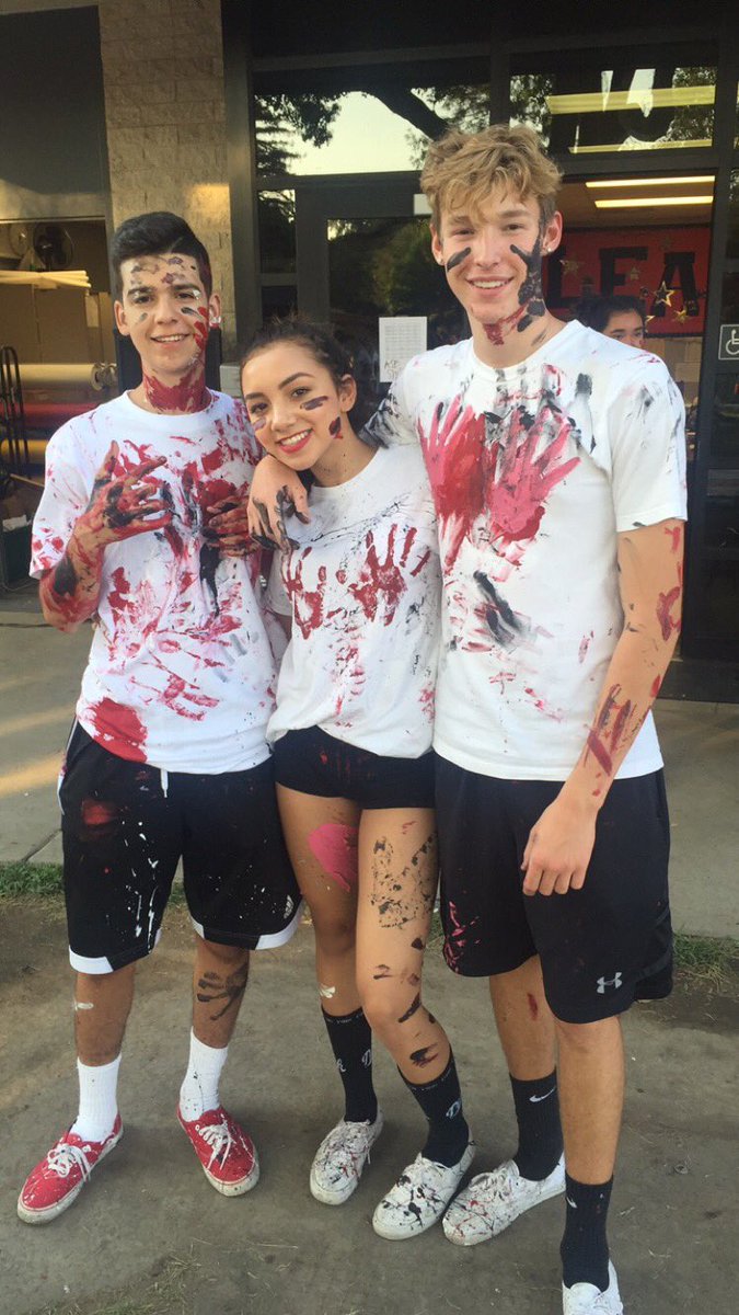 MaryKaylaa's tweet photo. Senior paint the walk ๐ดโซ๏ธ #last90'sbabies ๐ค๐ผ@KyrahMelena @Camryn_209 @Johnmaga15 https://t.co/SsPuuNDaJb