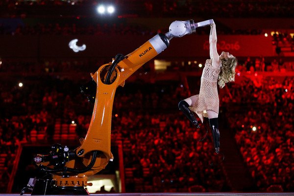 Bishop_ultrafab's tweet photo. A little more prosthesis and i could fall in love. Still in love with the @kuka_roboticsen #robot #ultrafab https://t.co/HlUM6YTOAa