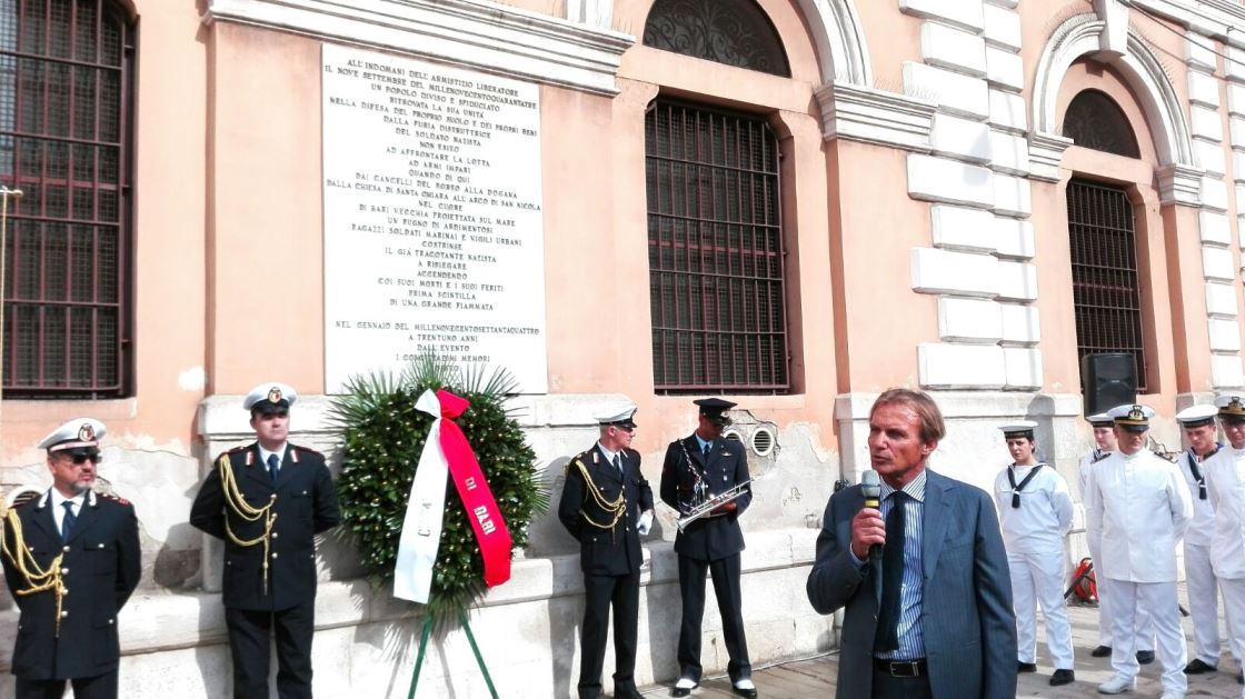 longopuglia's tweet photo. #9settembre #Bari riconoscenti a quanti difesero #libertà per un paese democratico @Antonio_Decaro @micheleemiliano https://t.co/a2moB3l0lw