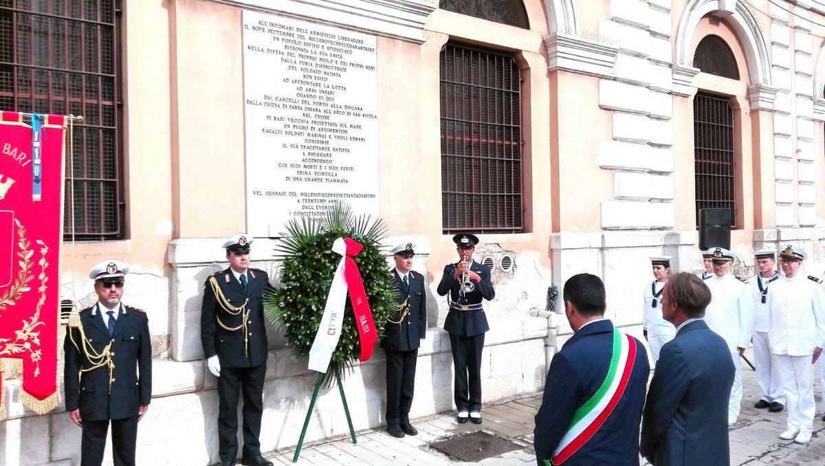 longopuglia's tweet photo. #9settembre #Bari riconoscenti a quanti difesero #libertà per un paese democratico @Antonio_Decaro @micheleemiliano https://t.co/a2moB3l0lw