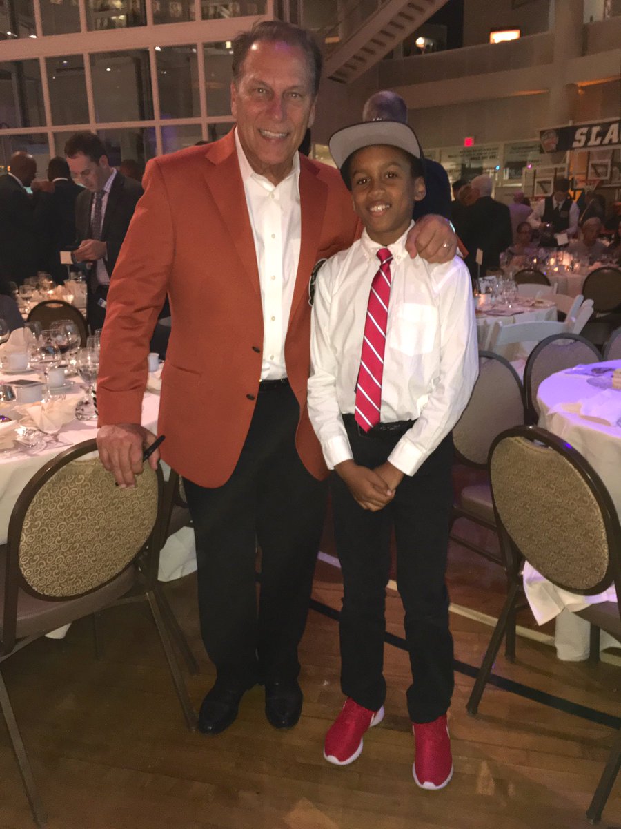 BlackFives's tweet photo. More interviews by jr. reporter #CarnegieJohnson include #JuliusErving #TomIzzo and @Hoophall president John Doleva! https://t.co/rAxoNjNQke