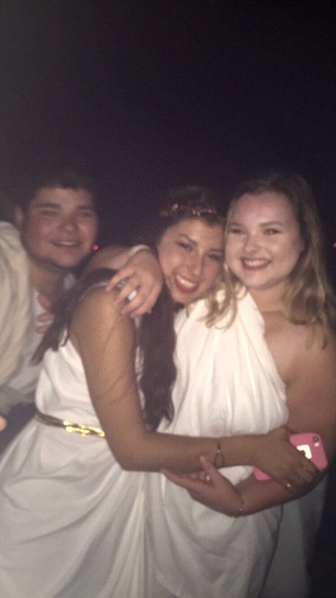 peytttttttt's tweet photo. Harambe died for this #togaaaa https://t.co/8PNwrFbe3n