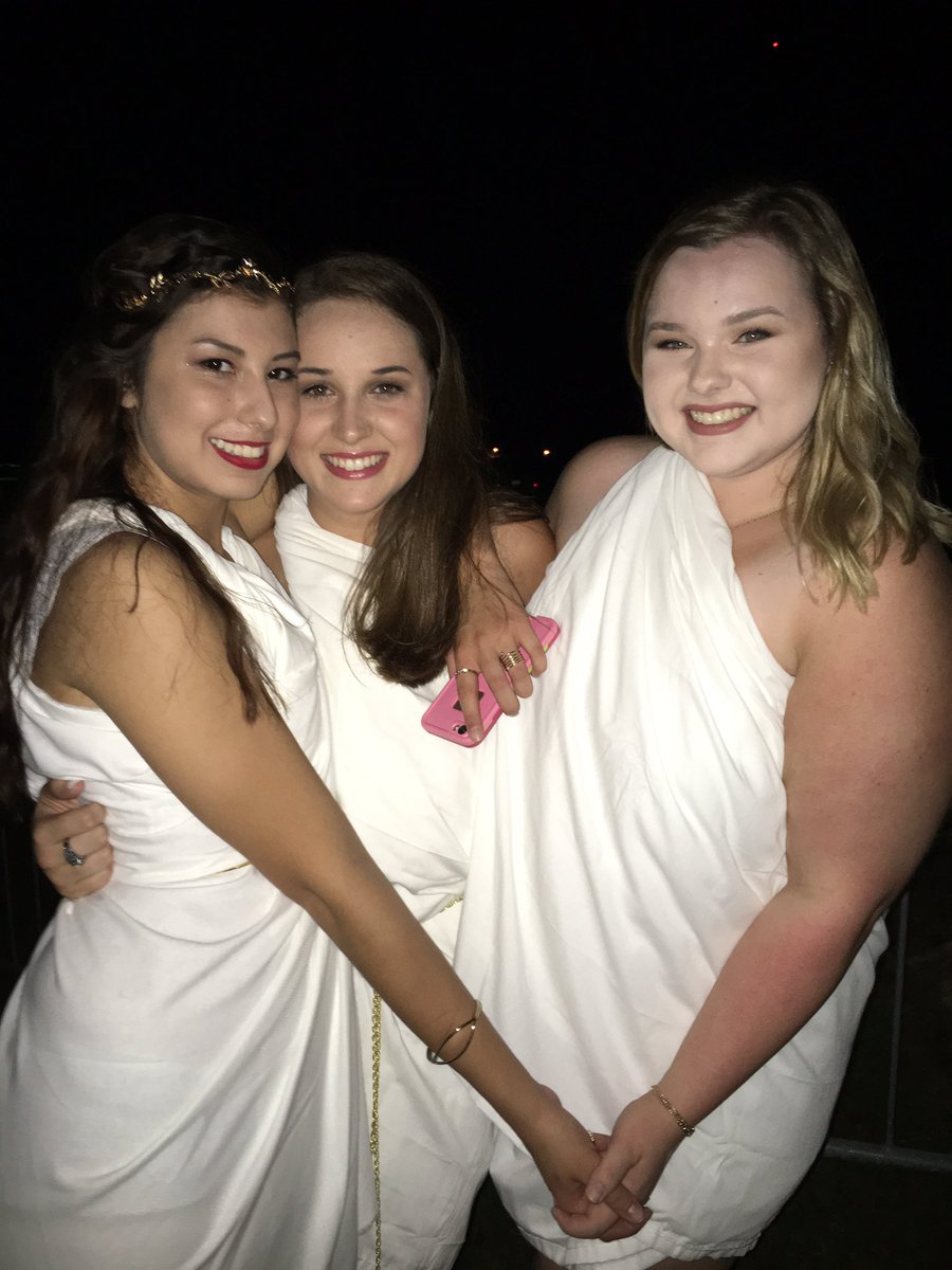 peytttttttt's tweet photo. Harambe died for this #togaaaa https://t.co/8PNwrFbe3n