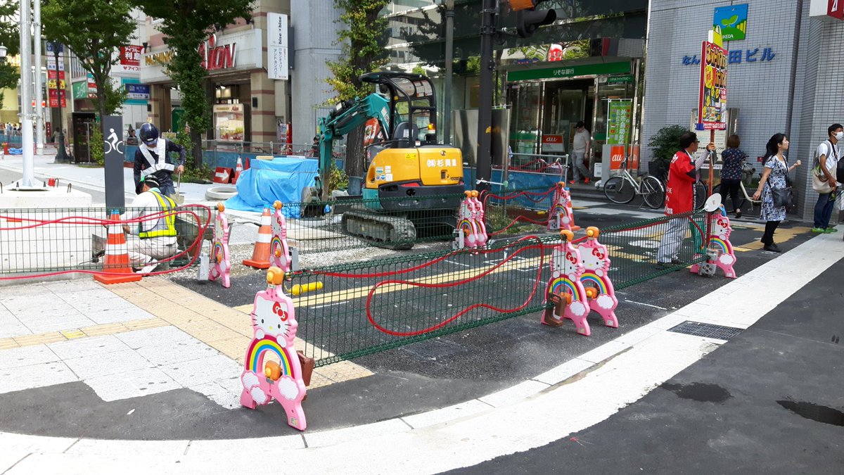 16BitsEra's tweet image. Conos de Obra de #HelloKitty en #Namba #Osaka #Japon