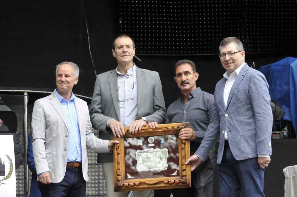 Nuestra más sincera felicitación a "Alimentos el Arco" que ayer recibió la distinción de "Langreano de Honor"