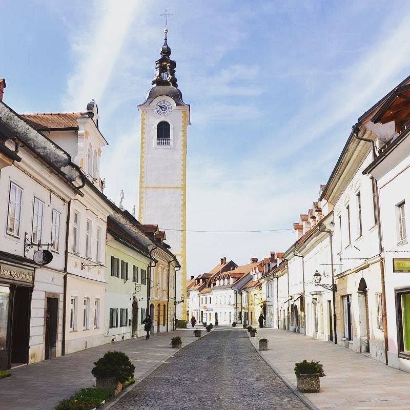 GeaGoSi's tweet photo. Ta vikend v Kamnik na Dneve narodnih nos👗👞🎭 #kamnik #sutna #slovenija #slovenia #oldtown #… https://t.co/6jetzTP13a https://t.co/pH8cTwHiq4