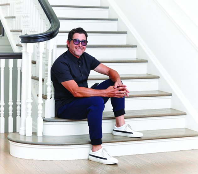 Zoomer's tweet photo. Wellness guru Ray Civello takes photos for a worthy cause: @raycivello #beauty https://t.co/5l84VVVfx2 https://t.co/TyzmDIvNfk