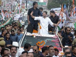 VinayDwibedi's tweet photo. किसान यात्रा पर निकले राहुल ने हनुमानगढ़ी में दर्शन किया https://t.co/5LvoYqC2qf @CongressUP @digvijaya_28 https://t.co/hN9YbvmdTx