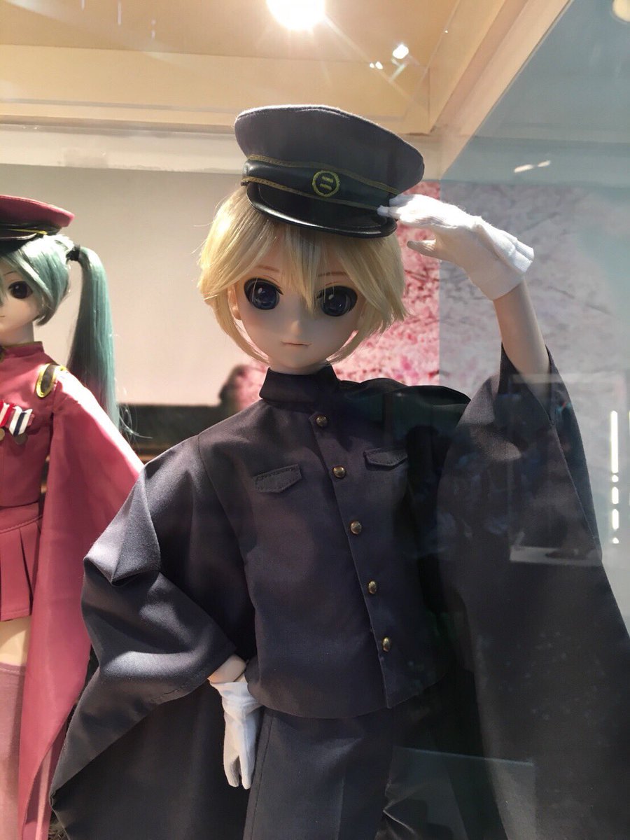 ボークスブースでは鏡音リン・レンの新作衣装「千本桜」世界最速展示中