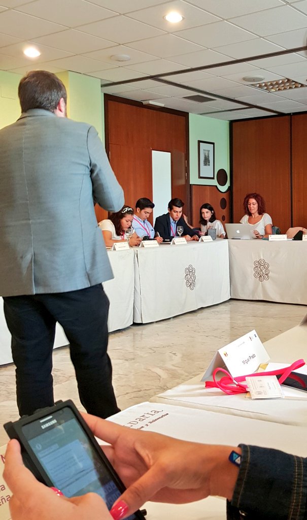 DictadorJuls_'s tweet photo. Realidad aumentada del siglo XXI: queremos respuestas en tiempo real, del amigo como del político. #LaboratorioIMC. https://t.co/YhXnSfr3Jg