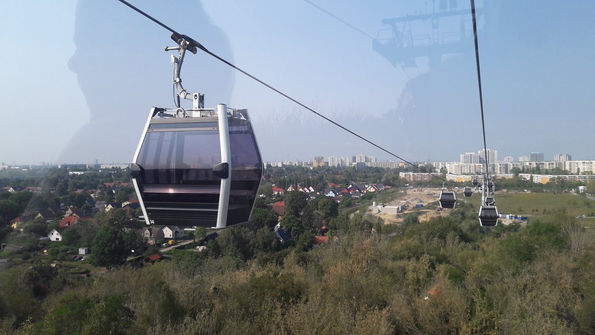 berlinwebweek's tweet photo. RT @martinpallgen: Berlins neue Seilbahn. Probefahrt über das @IGABerlin2017 Gelände. Toll. https://t.co/9ztQRIscvx