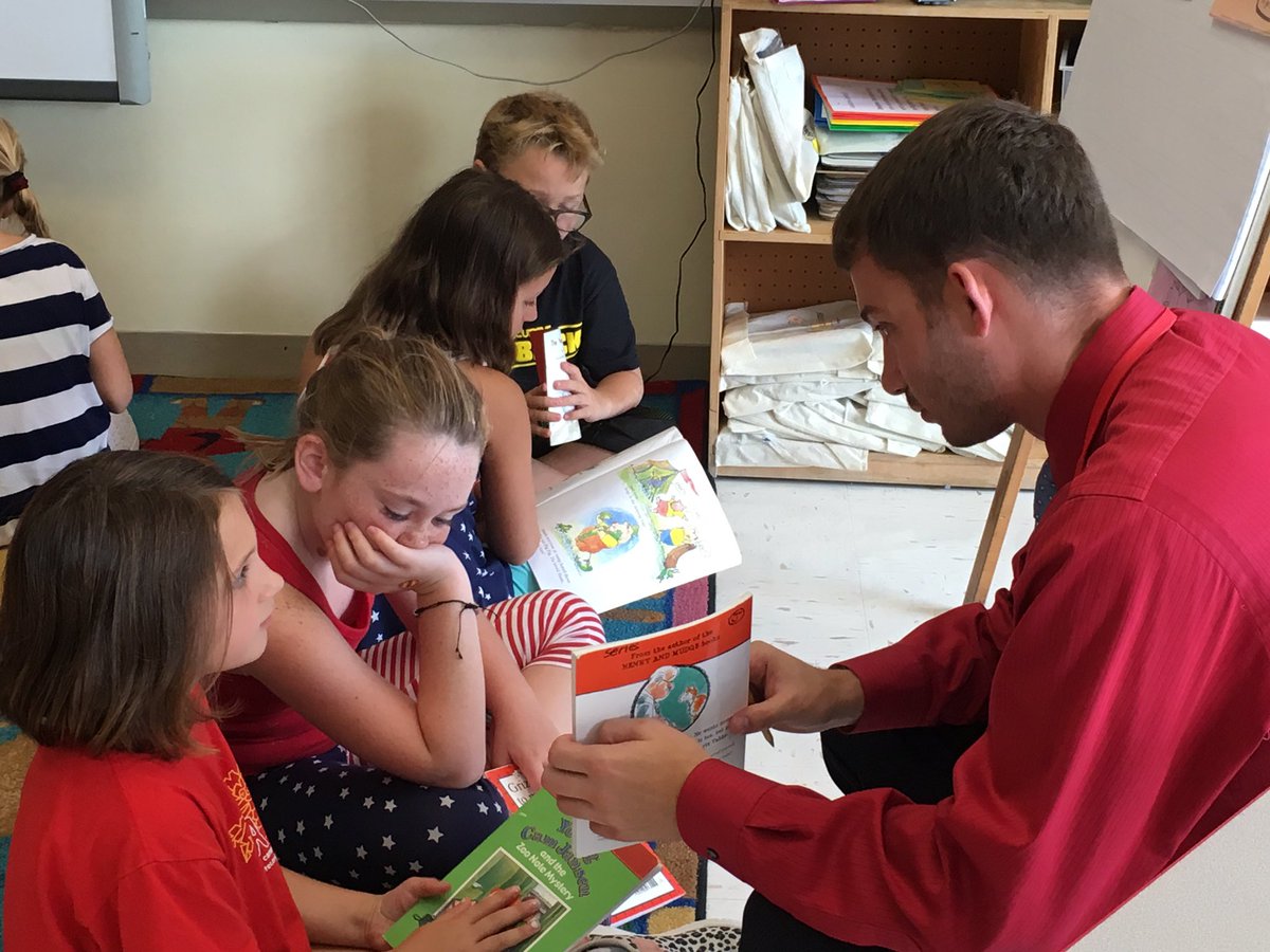 WOSnews's tweet image. #mrspenoWOS&apos; students use partner time to show how they practiced reading snap words in bigger scoops.
