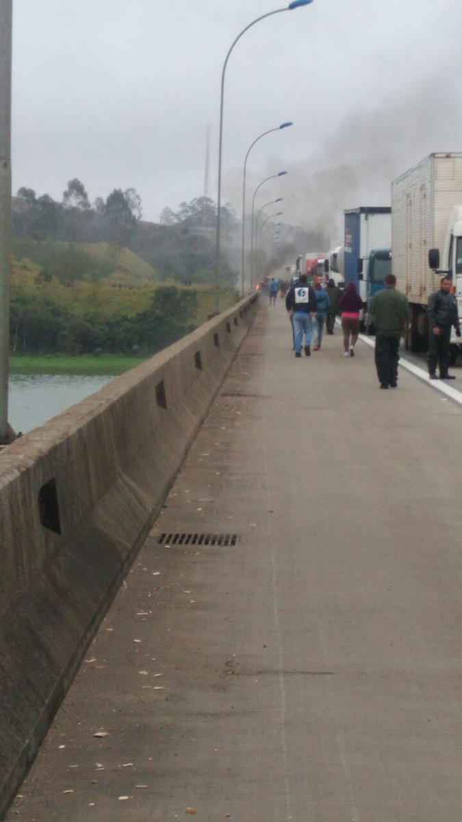 Pessoas abandonam carros e caminhões para escapar de incêndio no Rodoanel Foto: Cristiano Alencar