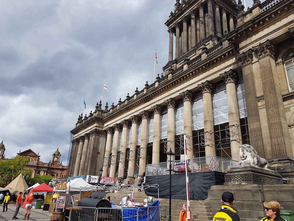 Head of the queue <a href="/leedsbeer/">LeedsBeerFest</a> with <a href="/JustDanBunker/">Dan Bunker</a> and <a href="/BeaneadB/">Ben</a>