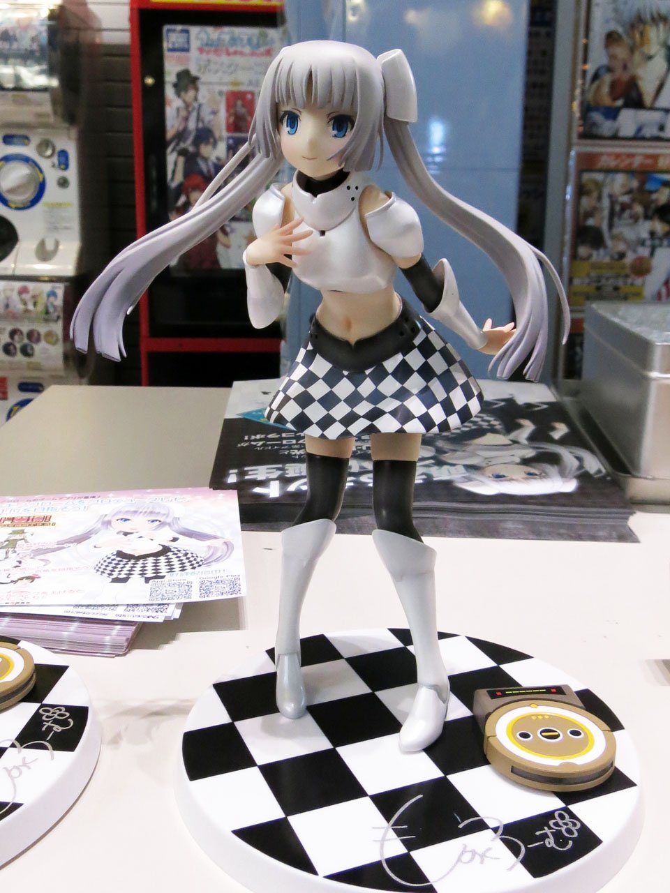 ベルファイン 抽選場所の机に開発中のpvcサンプルを展示 ミス モノクロームちゃんだけでなく フィギュアも多くのファンの方にも撮影頂きました フィギュア台座には印刷ですがサインが入ります 充電器とるーちゃんは磁石で固定 落ちません T