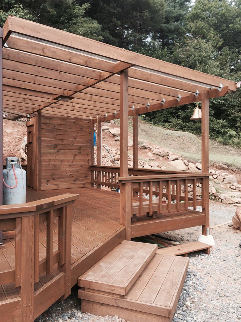 솔고개 양지뜰하우스 데크 PC차양 파고라 호두나무색 오일스테인 도장했다. 전원주택에서 데크는 안마당 같은 역활을 수행하는 공간으로 다양한 생활마당으로 자리잡아 가고 있다.