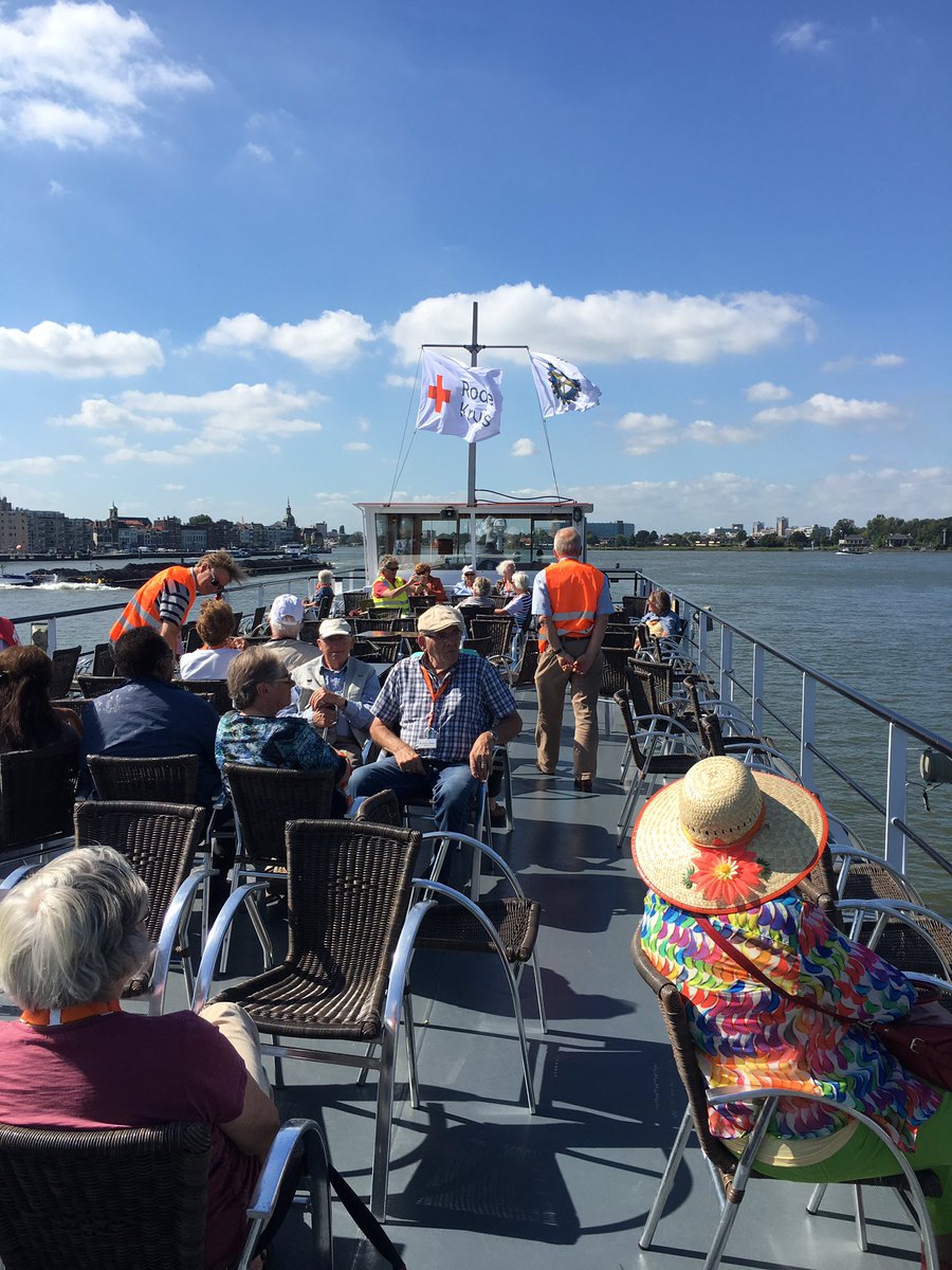 Samen met andere Rotaryclubs en het Rode Kruis vandaag een boottocht voor (eenzame) ouderen die volop genieten.