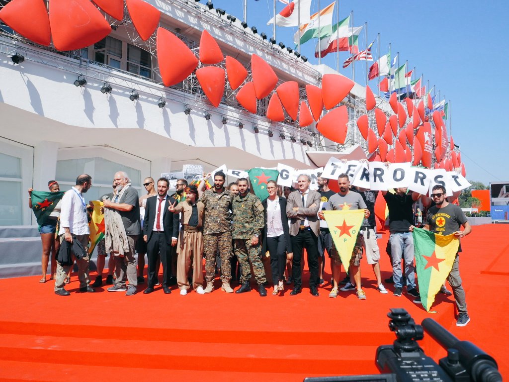 SherwoodFoto_SF's tweet photo. #MostradelcinemadiVenezia #9S sul Red Carpet per ribadire che #Erdoganterrorist #bijirojava con il film #OurWar https://t.co/NVWDRwhg0I